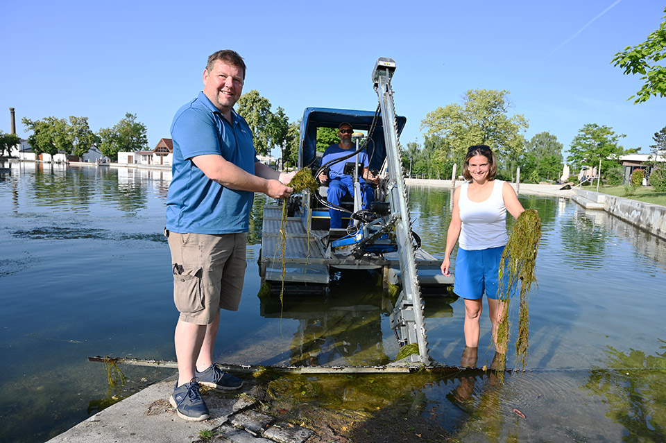 Wirtschaftshofleiter Johannes Strommer, Alex Heerstrass am Wasserpflanzen-Mähgerät und StR Evelyn Schmidt (v. l.) Foto: Gabriele Hohenegger 